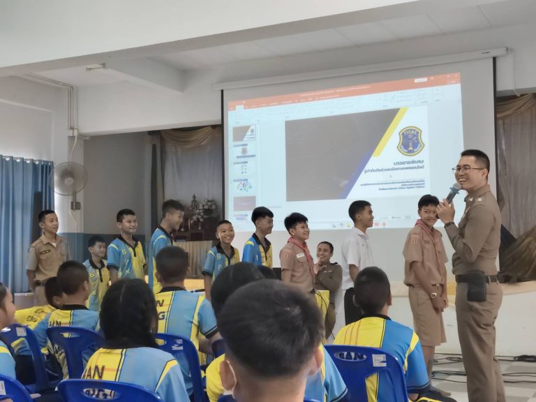 วันที่ 31 กรกฎาคม 2568 เวลา 13.00 – 16.00 น. พ.ต.ต.เจษฎา พันธ์ุแก้ว สวป.(ชส.) สภ.ภูพิงคราชนิเวศน์ พร้อม ชุด ชมส.ฯ ร่วมกับกองสวัสดิการสังคม เทศบาล ต.สุเทพ บรรยายหัวข้อรู้ทันภัยไซเบอร์และสาธิตแผนซ้อมเผชิญเหตุตอบโต้ภาวะฉุกเฉิน เพื่อเตรียมความพร้อมในการป้องกันและระงับเหตุรุนแรงในโรงเรียน