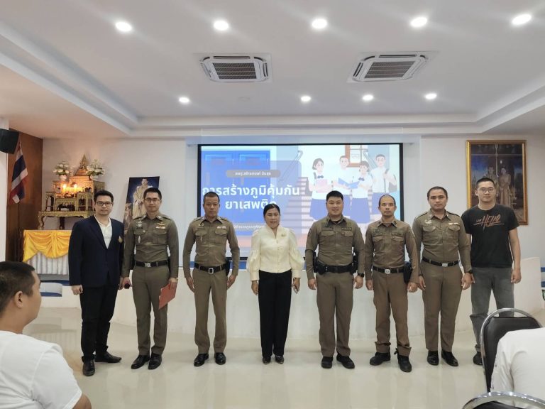 วันที่ 28 สิงหาคม 2568 พ.ต.ต.เจษฎา พันธุ์แก้ว สวป.(ชส.)สภ.ภูพิงคราชนิเวศน์  , ร.ต.อ.เอกพงษ์ สายวงศ์เปี้ย รอง สวป.(ชส.)ฯ พร้อม ชุด ชมส.สภ.ภูพิงคราชนิเวศน์ ร่วมเป็นวิทยากรบรรยายให้ความรู้ตามโครงการ “สพฐ.สร้างสรรค์ ปัญสุข”ในหัวข้อ การสร้างภูมิ คุ้มกันยาเสพติดในสถานศึกษา โดยมีนักเรียน จำนวน 100 คน จากเขตพื้นที่การศึกษามัธยมเชียงใหม่ เข้าร่วมรับฟังฯ ณ ห้องประชุม สร้อยดอกหมาก รร.สันทรายวิทยาคม  อ.สันทราย  จ.เชียงใหม่