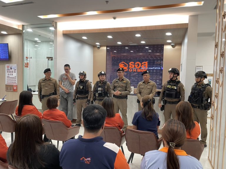 วันที่ 29 ส.ค 2568 เวลา 09.30 น. พ.ต.ต.เจษฎา พันธุ์แก้ว สวป.(ชส.) สภ.ภูพิงคราชนิเวศน์  , ร้อยเวร 20, ชุดสายตรวจ, ตู้แอร์พอร์ต,  ชุด ชมส. สภ.ภูพิงคราชนิเวศน์ ทำการซักซ้อมแผนเผชิญเหตุชิงทรัพย์ธนาคาร พร้อมทั้งให้คำแนะนำในการแจ้งเหตุ จดจำตำหนิ รูปพรรณ ยานพาหนะของผู้ก่อเหตุ ณ ธนาคารอาคารสงเคราะห์ สาขา เซ็นทรัล แอร์พอร์ต จังหวัดเชียงใหม่