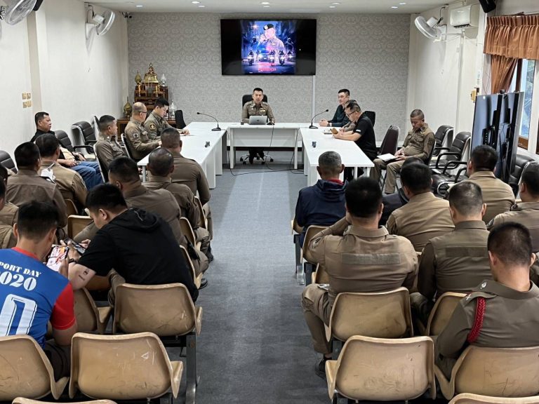 วันที่ 18 กันยายน 2568 เวลา 15.00 น. พ.ต.อ.มนัสชัย อินทร์เถื่อน ผู้กำกับการ สภ.ภูพิงคราชนิเวศน์ ได้เรียกประชุมเจ้าหน้าที่ตำรวจอย่างเร่งด่วน เน้นย้ำถึงนโยบายของ ผู้บัญชาการตำรวจภูธรภาค 5 ในการจัดตั้งชุดปฏิบัติการพิเศษ “ไล่ล่าทรชนคนอันธพาล” เพื่อปราบปรามและทลายกลุ่มแก๊งวัยรุ่นที่ก่อความไม่สงบในพื้นที่