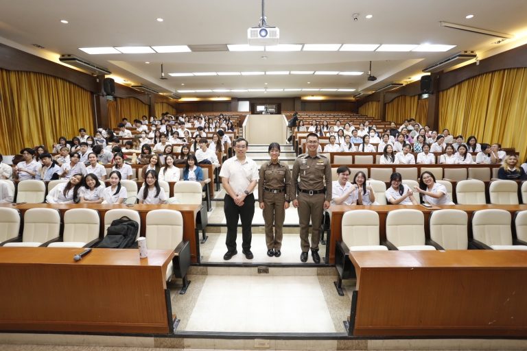 วันที่  5 กันยายน  2568   เวลา 13.30 – 16.00 น. พ.ต.ต.เจษฎา พันธุ์แก้ว สวป.(ชส.)สภ.ภูพิงคราชนิเวศน์   และ ร.ต.อ.หญิง สุรีพร แซ่เจี่ย รอง สว.(สอบสวน) สภ.ภูพิงคราชนิเวศน์ ร่วมเป็นวิทยากรบรรยายให้ความรู้ในหัวข้อ “รู้ทันกลโกง ป้องกันภัยออนไลน์ ” ให้แก่นักศึกษา คณะทันตแพทยศาสตร์ มหาวิทยาลัยเชียงใหม่