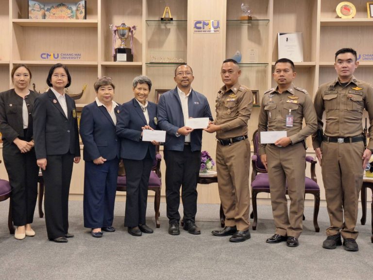 วันที่ 6 ตุลาคม 2568 เวลา 13.30 น. พ.ต.อ.พงศธร เตมีภักดิ์รอง ผบก.ภ.จว.ชม. เป็นผู้แทนฯ, พ.ต.อ.มนัสชัย  อินทร์เถื่อน ผกก.สภ.ภูพิงคราชนิเวศน์ ได้ร่วมกันมอบทุนให้แก่ สมาคมศิษย์ มช. “โครงการปั่นเพื่อน้อง” โดยมี คณะอาจรย์ มหาวิทยาลัยเชียงใหม่ ให้การต้อนรับ ณ ตึกอธิการบดี มหาวิทยาลัยเชียงใหม่
