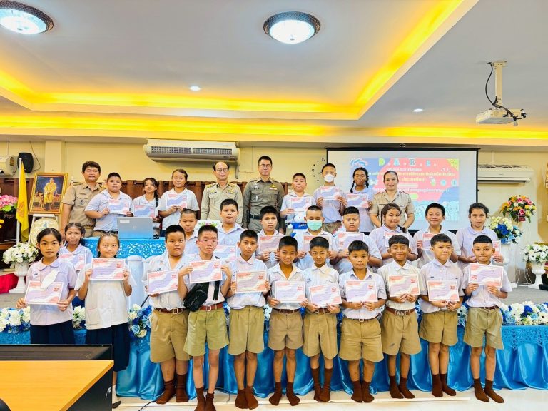 วันที่ 6 ตุลาคม 2568 เวลา 14:30 น. พ.ต.ต.เจษฎา พันธุ์แก้ว สวป.(ชส.) สภ.ภูพิงคราชนิเวศน์ เป็นผู้มอบประกาศนียบัตรแก่ผู้สำเร็จการอบรมโครงการ D.A.R.E. โรงเรียนวัดสวนดอก จังหวัดเชียงใหม่