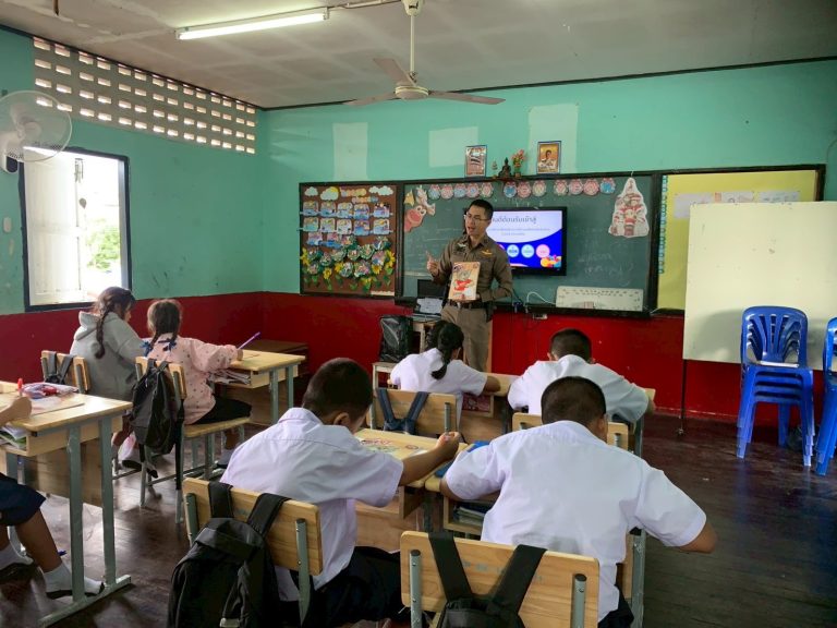 วันที่ 12 พฤศจิกายน  2568 พ.ต.ต.เจษฎา พันธุ์แก้ว สวป.(ชส.) สภ.ภูพิงค์ฯ / ครูตำรวจแดร์ (D.A.R.E.) พร้อมด้วยนักเรียนนายสิบฝึกงาน เข้าดำเนินการสอนหลักสูตร D.A.R.E. ประจำภาคเรียนที่ 2/2568 โรงเรียนศิริมังคลาจารย์ และโรงเรียนเทศบาลบ้านทรายคำ