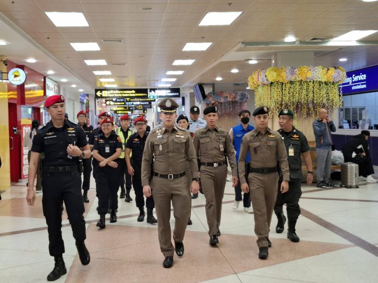 วันศุกร์ที่ 5 ธันวาคม 2568 เวลา 18.00 น. พ.ต.อ.สิโณทัย ลิลิตธรรม ผกก.สภ.ภูพิงคราชนิเวศน์, พ.ต.ต.นราพัฒน์ บุญชายสุวรรณ สวป.สภ.ภูพิงค์ฯ, ร.ต.ต.นิมิตร ธรรมสุภารอง สว.(ป.) สภ.ภูพิงค์ฯ ร่วมกับ จนท.รปภ.การท่าอากาศยานจังหวัดเชียงใหม่​ ออกตรวจสอบพื้นที่​ บริเวณภายในและบริเวณโดยรอบการท่าอากาศยานเชียงใหม่