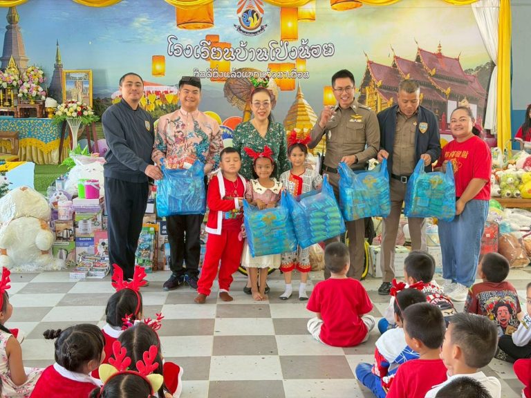 วันที่ 29 ธันวาคม 2568 เวลา 14.00 น. พ.ต.อ.สิโณทัย ลิลิตธรรม ผกก.สภ.ภูพิงคราชนิเวศน์ พ.ต.ท.เกียรติศักดิ์ ผัดก๋า รอง ผกก.ป.สภ.ภูพิงคราชนิเวศน์ มอบหมายให้ พ.ต.ท.เจษฎา พันธุ์แก้ว สวป.(ชส.)สภ.ภูพิงคราชนิเวศน์  พร้อม ชุด ชมส.ฯ ร่วมกิจกรรมวันขึ้นปีใหม่ 2569 พร้อมทั้งมอบ ขนม จำนวน 20 ชุด ให้กับทาง โรงเรียนบ้านโป่งน้อย