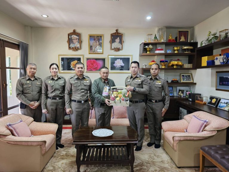 วันที่ 11 ธันวาคม 2568 เวลา 11.00 น. พ.ต.อ.กิตติพงษ์ เพ็ชรมุณี รอง ผบก.ฯ ช่วยราชการ ภ.จว.เชียงใหม่ พร้อมด้วย พ.ต.อ.สิโณทัย ลิลิตธรรม ผกก.สภ.ภูพิงคราชนิเวศน์ ,พ.ต.ต.นราพัฒน์ บุญชายสุวรรณ สวป.สภ.ภูพิงคราชนิเวศน์ ,ร.ต.ท.ไชยโรจน์ ญานะ รอง สว.(ป.)ฯ ประจำตู้พระตำหนักภูพิงคราชนิเวศน์ เข้าพบ นายบรรเจิด​ กิริยา​ ผู้ดูแลแผนกพระตำหนักภูพิงคราชนิเวศน์