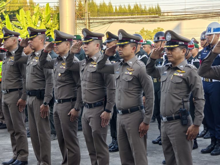 วันที่ 16 ธันวาคม 2568 เวลา 17.00 น. พ.ต.อ.สิโณทัย ลิลิตธรรม ผกก.สภ.ภูพิงคราชนิเวศน์ พร้อมด้วย พ.ต.ต.นราพัฒน์ บุญชายสุวรรณ สวป.สภ.ภูพิงคราชนิเวศน์ พร้อมกำลังข้าราชการตำรวจ สภ.ภูพิงคราชนิเวศน์ รวม 20 นาย เข้าร่วม “พิธีปล่อยแถวระดมกวาดล้างอาชญากรรม การรักษาความสงบเรียบร้อย การบังคับใช้กฎหมาย และอำนวยความสะดวกด้านการจราจร ช่วงวันคริสต์มาส และเทศกาลวันขึ้นปีใหม่ พ.ศ.2569”