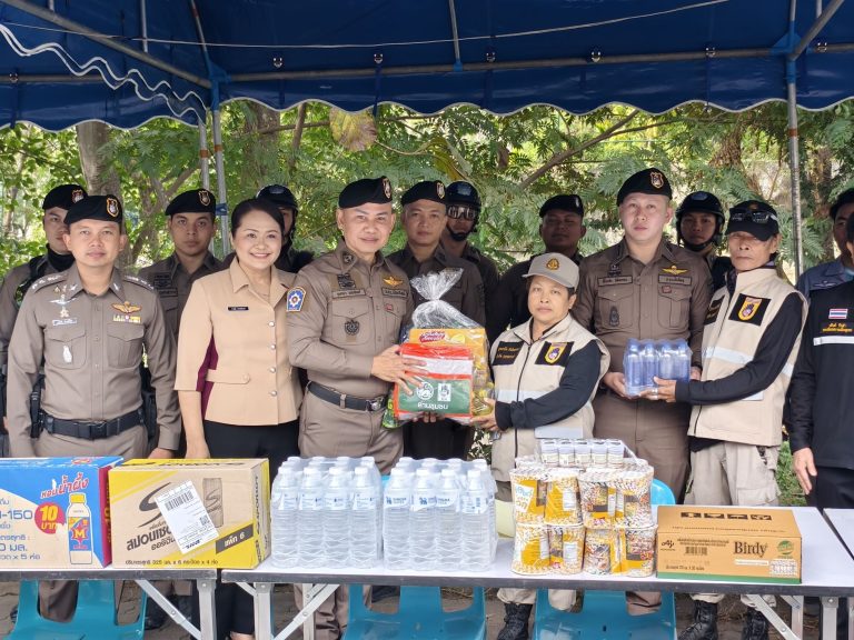 วันที่ 30 ธันวาคม 2568 เวลา 09.30 น. พล.ต.ต.ยุทธนา แก่นจันทร์ ผบก.ภ.จว.เชียงใหม่ ได้เดินทางมาตรวจเยี่ยม จุดตรวจบูรณาการ บริเวณอนุสาวรีย์ครูบาศรีวิชัย อำเภอเมืองเชียงใหม่ พบ พ.ต.อ.สิโณทัย ลิลิตธรรม ผกก.สภ.ภูพิงคราชนิเวศน์ พร้อมด้วยข้าราชการตำรวจประจำจุดตรวจอยู่ปฏิบัติหน้าที่ รายงานเหตุการณ์ทั่วไปปกติ