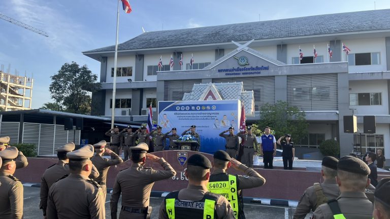 วันที่ 24 ธันวาคม 2568 เวลา 16.30 น. พ.ต.อ.สิโณทัย ลิลิตธรรม ผกก.สภ.ภูพิงคราชนิเวศน์ มอบหมายให้ พ.ต.ท.เกียรติศักดิ์ ผัดก๋า รอง ผกก.ป.สภ.ภูพิงคราชนิเวศน์ พร้อมกำลังข้าราชการตำรวจ สภ.ภูพิงคราชนิเวศน์ รวม 10 นาย เข้าร่วม “พิธีปล่อยแถวระดมกวาดล้างอาชญากรรม การรักษาความสงบเรียบร้อย การบังคับใช้กฎหมาย และอำนวยความสะดวกด้านการจราจร ช่วงวันคริสต์มาส และเทศกาลวันขึ้นปีใหม่ พ.ศ.2569”