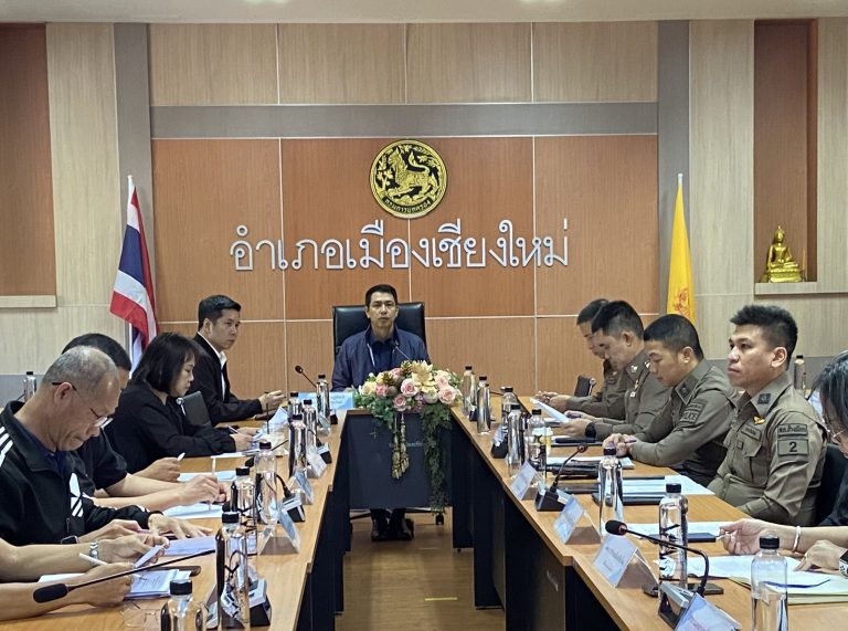 วันที่ 25 ธันวาคม 2568 เวลา 09.30 น. พ.ต.อ.สิโณทัย ลิลิตธรรม ผกก.สภ.ภูพิงคราชนิเวศน์ มอบหมายให้ พ.ต.ท.เกียรติศักดิ์ ผัดก๋า รอง ผกก.ป.สภ.ภูพิงคราชนิเวศน์ ร่วมประชุมเตรียมการดำเนินการตามมาตรการป้องกันและลดอุบัติเหตุทางถนนช่วงเทศกาลวันขึ้นปีใหม่ พ.ศ.2569 ณ ห้องประชุม ที่ว่าการอำเภอเมืองเชียงใหม่