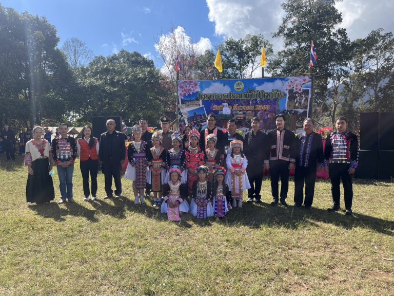 วันที่ 20 ธันวาคม 2568 เวลา 10.00 น. พ.ต.อ.สิโณทัย ลิลิตธรรม ผกก.สภ.ภูพิงคราชนิเวศน์ พร้อมด้วย ร.ต.อ.วิทิตย์ วุฒิคุณ รอง สว(ป.)ฯ และ ร.ต.ท.ไชยโรจน์ ญานะ รอง สว(ป.)ฯ เข้าร่วม “พิธีเปิดโครงการประเพณีปีใหม่ม้ง”