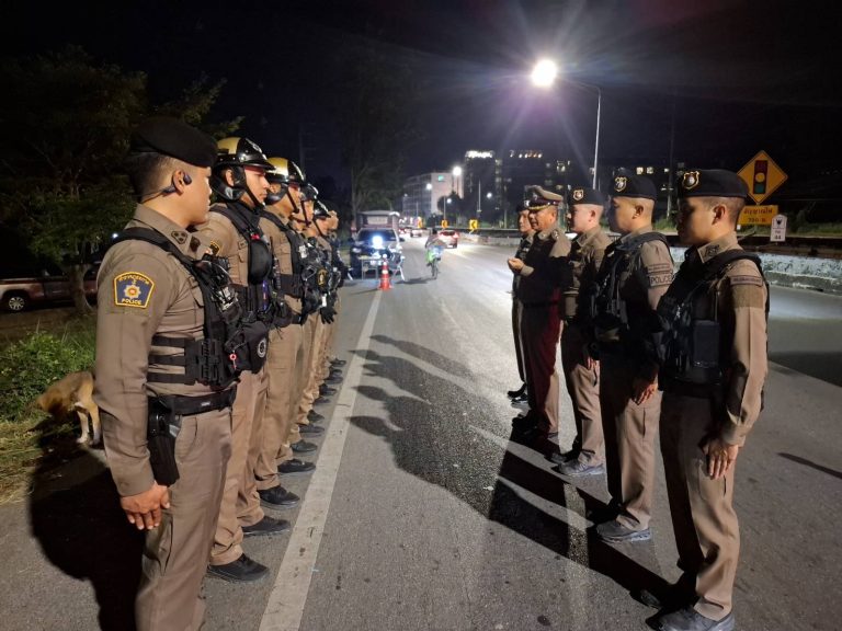 วันที่ 30 ธันวาคม 2568 เวลา 19.30 น. พ.ต.อ.วีระศักดิ์ กลั่นเกิด รอง ผบก.กต.5 จต. พร้อมคณะตรวจราชการ กต.5 จต. ได้เดินทางมาตรวจการปฏิบัติหน้าที่ในการตั้งจุดตรวจเพื่อป้องปรามอาชญากรรม และจุดกวดขันตรวจวัดแอลกอฮอล์ ในช่วงเทศกาลปีใหม่ 2569 โดยมี พ.ต.อ.สิโณทัย ลิลิตธรรม ผกก.สภ.ภูพิงคราชนิเวศน์ พร้อมกำลังสายตรวจรถยนต์ และสายตรวจรถจักรยานยนต์ ร่วมกันปฏิบัติหน้าที่ประจำจุดตรวจ