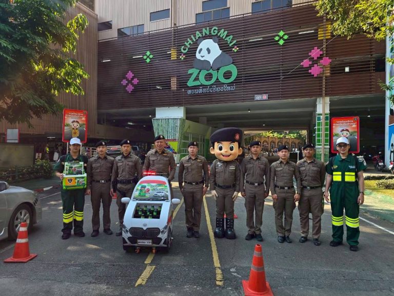 วันที่ 3 มกราคม 2569 เวลา 08.30 น. พ.ต.อ.สิโณทัย ลิลิตธรรม ผกก.สภ.ภูพิงคราชนิเวศน์, พ.ต.ท.เจษฎา พันธุ์แก้ว สวป.(ชส.)สภ.ภูพิงคราชนิเวศน์, พ.ต.ท.หญิง สินีนาฏ แสนเตชะ  สว.(สอบสวน)สภ.ภูพิงคราชนิเวศน์ พร้อมด้วยข้าราชการตำรวจในสังกัด สภ.ภูพิงคราชนิเวศน์ เข้าร่วมรณรงค์ให้ผู้ขับขี่อย่างปลอดภัย กับโครงการ “สมองล้าอย่าขับ พักดื่มแบรนด์” ความร่วมมือระหว่างแบรนด์ซุปไก่สกัด กับตำรวจทางหลวง และตำรวจจราจรเชียงใหม่