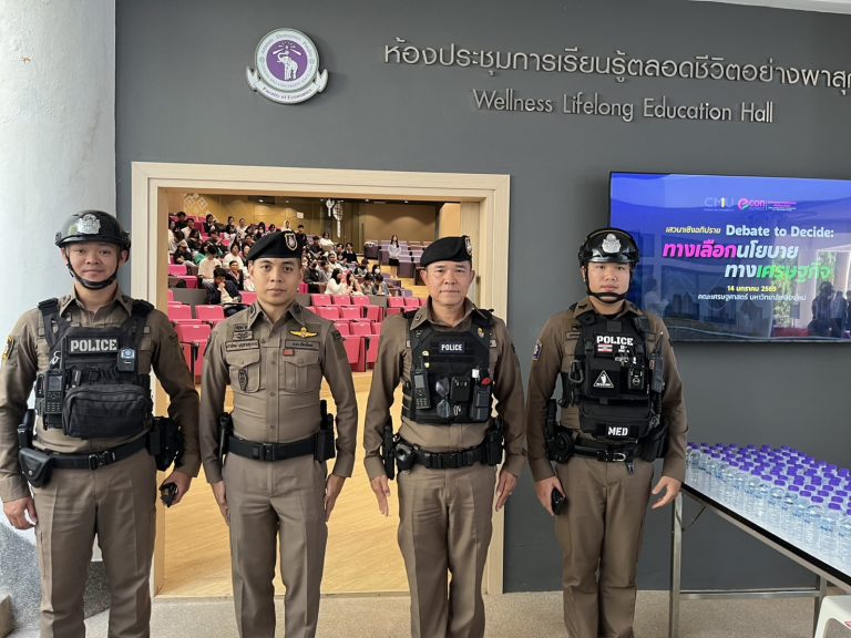 วันที่ 14 มกราคม 2568 เวลา 12.45 น. พ.ต.อ.สิโณทัย ลิลิตธรรม ผกก.สภ.ภูพิงคราชนิเวศน์ ได้มอบหมายให้ พ.ต.ต.นราพัฒน์ บุญชายสุวรรณ สวป.สภ.ภูพิงคราชนิเวศน์, ร.ต.ต.เพ็ชร เสนีวงค์ รอง สว(ป).ฯ (ร้อยเวร20) ว.28 กำลังสายตรวจ ชี้แจงและมอบหมายภารกิจ กรณีอำนวยความสะดวกและรักษาความปลอดภัย การจัดกิจกรรมโครงการแสวงหาเชิงอภิปราย