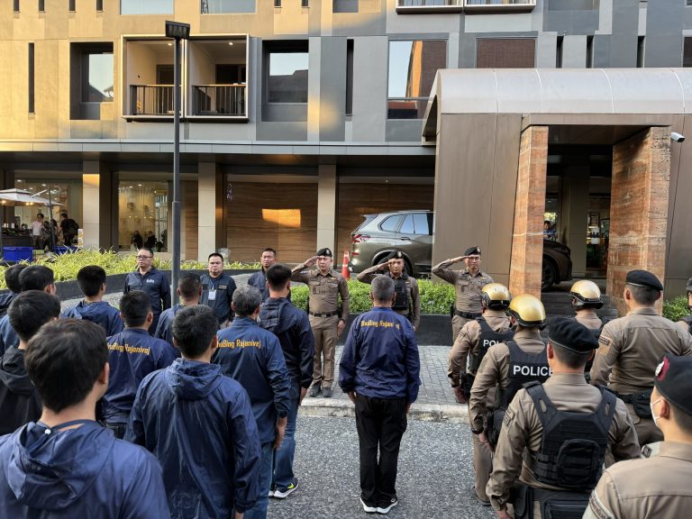 วันที่ 31 ธันวาคม 2568 เวลา 17.30 น. พ.ต.อ.สิโณทัย  ลิลิตธรรม ผกก.สภ.ภูพิงคราชนิเวศน์ ร่วมปล่อยแถวกำลังข้าราชการตำรวจ สภ.ภูพิงคราชนิเวศน์ ทั้งในและนอกเครื่องแบบ , จนท. ฝ่ายปกครอง อ.เมืองเชียงใหม่, จนท.รปภ.โครงการ One Nimman, เจ้าหน้าที่กู้ภัย หน่วยงานบูรณาการร่วม