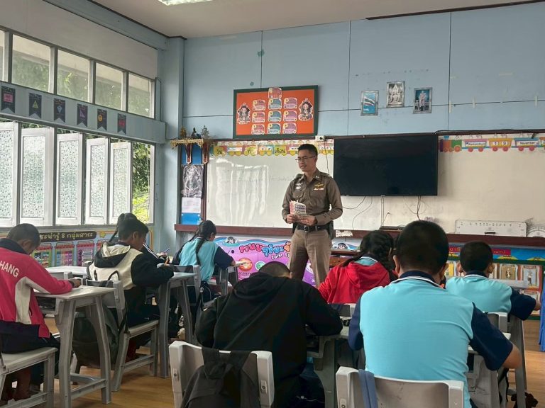 วันที่ 14 มกราคม 2569 โดยการอำนวยการของ พ.ต.อ.สิโณทัย ลิลิตธรรม ผกก.สภ.ภูพิงคราชนิเวศน์, พ.ต.ท.เกียรติศักดิ์ ผัดก๋า รอง ผกก.ป้องกันปราบปราม สภ.ภูพิงคราชนิเวศน์ มอบหมายให้ พ.ต.ต.เจษฎา พันธุ์แก้ว สวป.(ชส.) สภ.ภูพิงคราชนิเวศน์/ ครูตำรวจแดร์ (D.A.R.E.) เข้าดำเนินการสอนหลักสูตร D.A.R.E. ประจำภาคเรียนที่ 2/2568