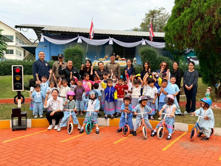 วันที่ 23 มกราคม  2569 เวลา 09.00น. โดยการอำนวยการของ พ.ต.อ.สิโณทัย ลิลิตธรรม   ผกก.สภ.ภูพิงคราชนิเวศน์ พ.ต.ท.เกียรติศักดิ์ ผัดก๋า  รอง ผกก.ป.สภ.ภูพิงคราชนิเวศน์ มอบหมายให้ พ.ต.ต.เจษฎา พันธุ์แก้ว สวป.(ชส.) สภ.ภูพิงคราชนิเวศน์ พร้อม ชุด ชมส.สภ.ภูพิงคราชนิเวศน์ ได้จัดกิจกรรมเสริมสร้างจิตสำนึกและการเรียนรู้ด้านความปลอดภัยทางถนน