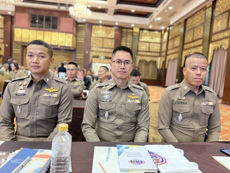 วันที่ 3 ก.พ. 2569 เวลา 09.00 น. ภายใต้การอำนวยการของ พ.ต.อ.สิโณทัย ลิลิตธรรม ผกก.สภ.ภูพิงคราชนิเวศน์  มอบหมายให้ พ.ต.ท.เกียรติศักดิ์ ผัดก๋า รอง ผกก.ป.สภ.ภูพิงคราชนิเวศน์ ,พ.ต.ท.เจษฎา พันธุ์แก้ว สวป.(ชส.) สภ.ภูพิงคราชนิเวศน์ , ร.ต.อ.เอกพงษ์ สายวงศ์เปี้ย รอง สวป.(ชส.)สภ.ภูพิงคราชนิเวศน์ และจนท.ฝ่ายปกครองกำนันตำบลสุเทพ เข้าร่วมอบรมชุดปฎิบัติการ(ครู ข) ตามโครงการตำบลยั่งยืนเพื่อแก้ไขปัญหายาเสพติดแบบครบวงจรตามยุทธศาสตร์ชาติ