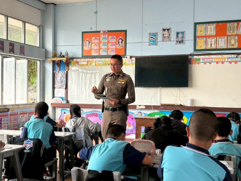 วันที่ 18 กุมภาพันธ์ 2569 พ.ต.อ.สิโณทัย ลิลิตธรรม  ผกก.สภ.ภูพิงคราชนิเวศน์, พ.ต.ท.เกียรติศักดิ์ ผัดก๋า  รอง ผกก.ป้องกันปราบปราม สภ.ภูพิงคราชนิเวศน์ มอบหมายให้  พ.ต.ต.เจษฎา พันธุ์แก้ว สวป.(ชส.) สภ.ภูพิงคราชนิเวศน์/ ครูตำรวจแดร์ (D.A.R.E.) เข้าดำเนินการสอนหลักสูตร D.A.R.E. ประจำภาคเรียนที่ 2/2568