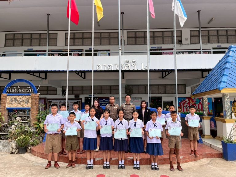 วันที่  25 กุมภาพันธ์ 2568 เวลา 08.30 น. พ.ต.อ.สิโณทัย ลิลิตธรรม  ผกก.สภ.ภูพิงคราชนิเวศน์, พ.ต.ท.เกียรติศักดิ์ ผัดก๋า รอง ผกก.ป.สภ.ภูพิงคราชนิเวศน์ ได้มอบหมายให้ พ.ต.ท.เจษฎา พันธุ์แก้ว สวป.(ชส.) สภ.ภูพิงคราชนิเวศน์  ร.ต.อ.เอกพงษ์ สายวงศ์เปี้ย รอง สวป.(ชส.) สภ.ภูพิงคราชนิเวศน์ เป็นผู้ดำเนินการมอบ ประกาศนียบัตร แก่นักเรียนที่สำเร็จตาม “โครงการการศึกษาเพื่อต่อต้านการใช้ยาเสพติดในเด็กนักเรียน (D.A.R.E.)”