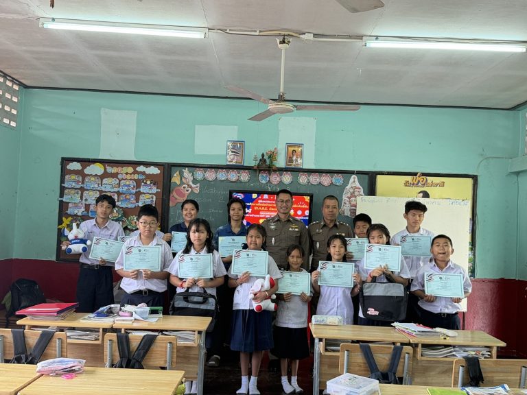 วันที่ 12 มีนาคม 2569 เวลา 10.30  น. ภายใต้การอำนวยการของ พ.ต.อ.สิโณทัย ลิลิตธรรม  ผกก.สภ.ภูพิงคราชนิเวศน์, พ.ต.ท.เกียรติศักดิ์ ผัดก๋า  รอง ผกก.ป.สภ.ภูพิงคราชนิเวศน์  ได้มอบหมายให้  พ.ต.ท.เจษฎา พันธุ์แก้ว  สวป.(ชส.) สภ.ภูพิงคราชนิเวศน์,ร.ต.อ.เอกพงษ์ สายวงศ์เปี้ย  รอง สวป.(ชส.) สภ.ภูพิงคราชนิเวศน์ / ครูตำรวจแดร์ (D.A.R.E.) เป็นผู้ดำเนินการมอบ ประกาศนียบัตร แก่นักเรียนที่สำเร็จตาม “โครงการการศึกษาเพื่อต่อต้านการใช้ยาเสพติดในเด็กนักเรียน (D.A.R.E.)”