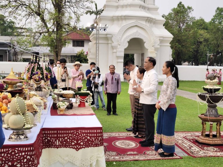 วันที่ 17 เมษายน 2569 เวลา 17.00 น. พ.ต.อ.สิโณทัย ลิลิตธรรม  ผกก.สภ.ภูพิงคราชนิเวศน์ พ.ต.ท.เกียรติศักดิ์ ผัดก๋า  รอง ผกก.ป.สภ.ภูพิงคราชนิเวศน์  มอบหมายให้ พ.ต.ท.เจษฎา พันธุ์แก้ว สวป.(ชส.)สภ.ภูพิงคราชนิเวศน์  ร่วมขบวนแห่อัญเชิญเครื่องสักการะ พิธีถวายสักการะกู่เจ้าหลวงเชียงใหม่ ประเพณีปี๋ใหม่เมือง 2569