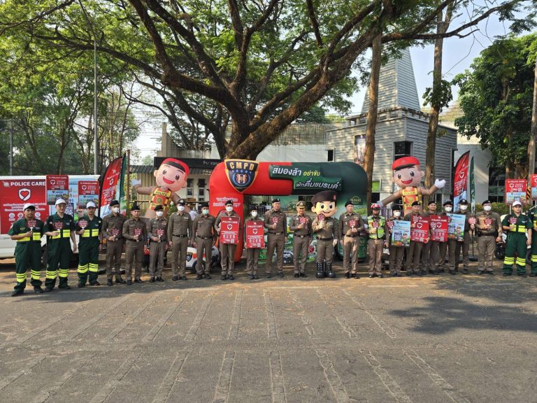 วันที่ 11 เมษายน 2569 เวลา 08.30 น. พล.ต.ต.ยุทธนา แก่นจันทร์  ผบก.ภ.จว.เชียงใหม่, พ.ต.อ.สิโณทัย ลิลิตธรรม ผกก.สภ.ภูพิงคราชนิเวศน์, พ.ต.อ.จักรียุทธ โชติวชิระพงศ์ ผกก.สภ.หางดง พร้อมด้วยข้าราชการตำรวจในสังกัด สภ.หางดง และ สภ.ภูพิงคราชนิเวศน์ เข้าร่วมรณรงค์ให้ผู้ขับขี่อย่างปลอดภัยช่วงเทศกาลสงกรานต์ 2569 กับโครงการ “สมองล้าอย่าขับ พักดื่มแบรนด์” ความร่วมมือระหว่างแบรนด์ซุปไก่สกัด กับตำรวจภูธรจังหวัดเชียงใหม่