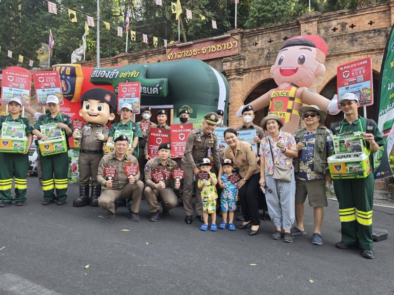 วันที่ 12 เมษายน 2569 เวลา 08.30 น. พล.ต.ต.ยุทธนา แก่นจันทร์ ผบก.ภ.จว.เชียงใหม่, พ.ต.อ.สิโณทัย ลิลิตธรรม ผกก.สภ.ภูพิงคราชนิเวศน์, พ.ต.อ.จักรียุทธ โชติวชิระพงศ์ ผกก.สภ.หางดง พร้อมด้วยข้าราชการตำรวจในสังกัด สภ.ภูพิงคราชนิเวศน์ และ สภ.หางดง เข้าร่วมรณรงค์ให้ผู้ขับขี่อย่างปลอดภัยช่วงเทศกาลสงกรานต์ 2569 กับโครงการ “สมองล้าอย่าขับ พักดื่มแบรนด์” ณ บริเวณลานทางขึ้นพระธาตุดอยสุเทพ อ.เมือง จ.เชียงใหม่