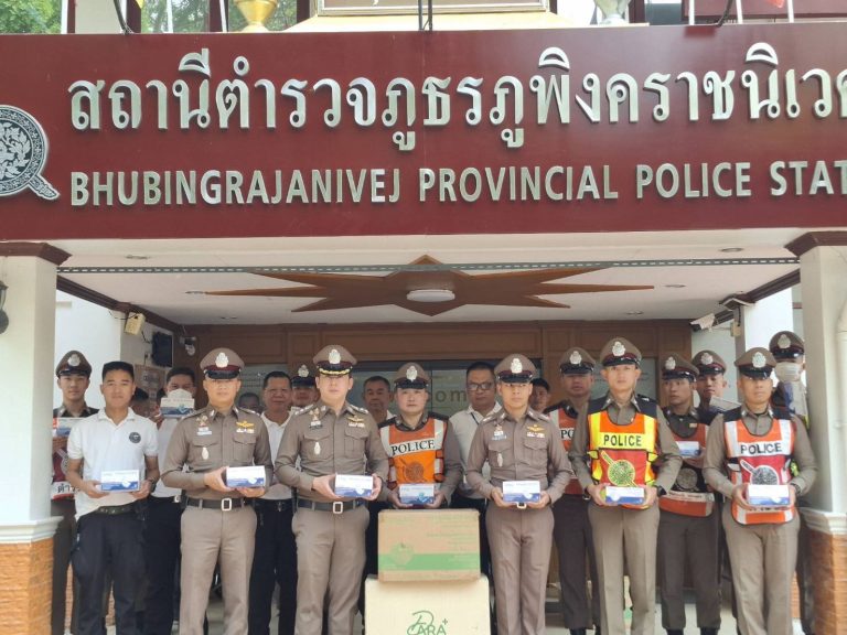 วันที่ 21 เมษายน 2569 เวลา 11.00 น. พ.ต.อ.สิโณทัย ลิลิตธรรม  ผกก.สภ.ภูพิงคราชนิเวศน์, พ.ต.ท.เกียรติศักดิ์ ผัดก๋า  รอง ผกก.ป.สภ.ภูพิงคราชนิเวศน์, พ.ต.ต.นราพัฒน์ บุญชายสุวรรณ  สวป.สภ.ภูพิงคราชนิเวศน์ พร้อมข้าราชการตำรวจ สภ.ภูพิงคราชนิเวศน์ ร่วมรับมอบ -หน้ากากอนามัยเพื่อกันฝุ่น 3,000 ชิ้น -ก้อนสำลีแอลกอฮอล์ เช็ด อีก 600 แผง  จากบริษัท เอ แอนด์ ที บียอนด์ กรุ๊ป จำกัด (A&T Beyond Group company )
