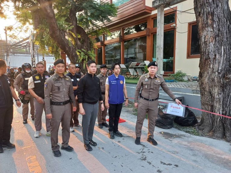 วันที่ 14 เมษายน 2569 เวลา 17.30 น. พ.ต.อ.สิโณทัย ลิลิตธรรม  ผกก.สภ.ภูพิงคราชนิเวศน์, พ.ต.ท.เกียรติศักดิ์ ผัดก๋า รอง ผกก.ป.สภ.ภูพิงคราชนิเวศน์, พ.ต.ต.นราพัฒน์ บุญชายสุวรรณ สวป.สภ.ภูพิงคราชนิเวศน์ พร้อมชุดสายตรวจสภ.ภูพิงคราชนิเวศน์  ร่วมกับจราจรเชียงใหม่ และปกครองเชียงใหม่ ร่วมเดินตรวจตราถนนนิมมานเหมินทร์ ซอย 7 อีกทั้งพร้อมประชาสัมพันธ์เจ้าของกิจการภายในซอยและนักท่องเที่ยวที่นำจักรยานยนต์มาจอดข้างถนนให้เกิดความเรียบร้อย