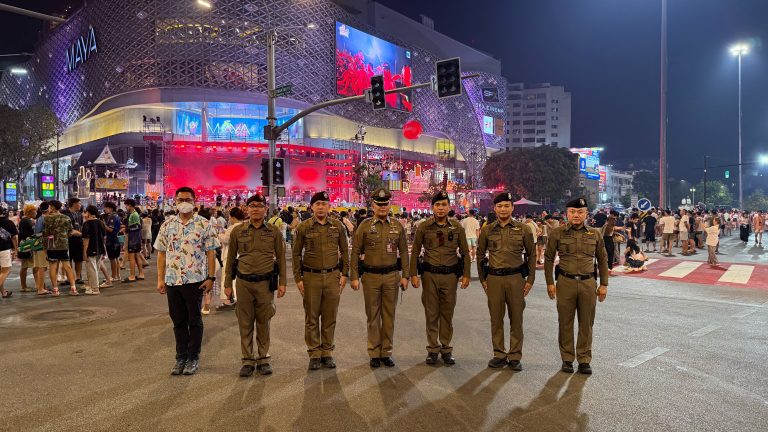 วันที่ 11 เมษายน  2569 เวลา 19.00 น. พ.ต.อ.ฤทธิเดช อนันตโสภณ รอง ผบก.ภ.จว.เชียงใหม่, พ.ต.อ.สิโณทัย ลิลิตธรรม  ผกก.สภ.ภูพิงคราชนิเวศน์, พ.ต.ท.เกียรติศักดิ์ ผัดก๋า รอง ผกก.ป.สภ.ภูพิงคราชนิเวศน์ พร้อมด้วยข้าราชการตำรวจ สภ.ภูพิงคราชนิเวศน์ เดินตรวจบริเวณสถานที่จัดงานเล่นน้ำสงกรานต์ โครงการ One Nimman และโครงการ Think Park