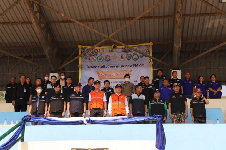 วันที่ 9 เมษายน 2569 เวลา 08.30 น. พ.ต.อ.สิโณทัย ลิลิตธรรม  ผกก.สภ.ภูพิงคราชนิเวศน์, พ.ต.ท.เกียรติศักดิ์ ผัดก๋า  รอง ผกก.ป.สภ.ภูพิงคราชนิเวศน์ มอบหมายให้ พ.ต.ท.เจษฎา พันธุ์แก้ว สวป.(ชส.)  สภ.ภูพิงคราชนิเวศน์  ร่วมกิจกรรมสาธารณประโยชน์ (Kick Off) รณรงค์และแก้ไขปัญหาฝุ่นละอองในอากาศ โดยการฉีดพ่นละอองน้ำ เพื่อเพิ่มความชุ่มชื้นในอากาศและฉีดล้างถนน   