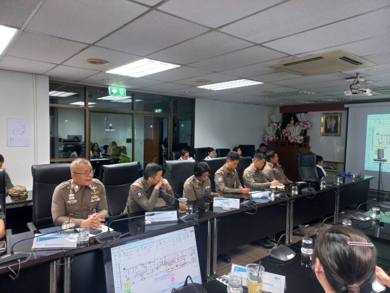 วันที่ 18 พฤษภาคม 2569 เวลา 14.00 น. พ.ต.อ.สิโณทัย ลิลิตธรรม ผกก.สภ.ภูพิงคราชนิเวศน์ มอบหมายให้ พ.ต.ท.เกียรติศักดิ์ ผัดก๋า รอง ผกก.ป.สภ.ภูพิงคราชนิเวศน์  พ.ต.ต.นราพัฒน์ บุญชายสุวรรณ สวป.สภ.ภูพิงคราชนิเวศน์ ร่วมประชุม ร่วมพิจารณา แผนการฝึกซ้อมเผชิญเหตุ เรื่อง การกราดยิง ในพื้นที่สาธารณะอาคารผู้โดยสารในประเทศ ประจำปี 2569