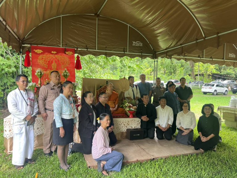 วันที่  12  มิถุนายน  2569 เวลา 09.00 น.   พ.ต.อ.สิโณทัย ลิลิตธรรม   ผกก.สภ.ภูพิงคราชนิเวศน์, พ.ต.ท.เกียรติศักดิ์ ผัดก๋า  รอง ผกก.ป.สภ.ภูพิงคราชนิเวศน์,  พ.ต.ท.เจษฎา พันธุ์แก้ว สวป.(ชส.) สภ.ภูพิงคราชนิเวศน์  มอบหมายให้ ร.ต.อ.เอกพงษ์ สายวงศ์เปี้ย รอง สวป.(ชส.) ฯ และ นสต.ฝึกงานฯ  เข้าร่วมกิจกรรมการฟื้นฟูจิตวิญญาณของเวียงเจ็ดลิน