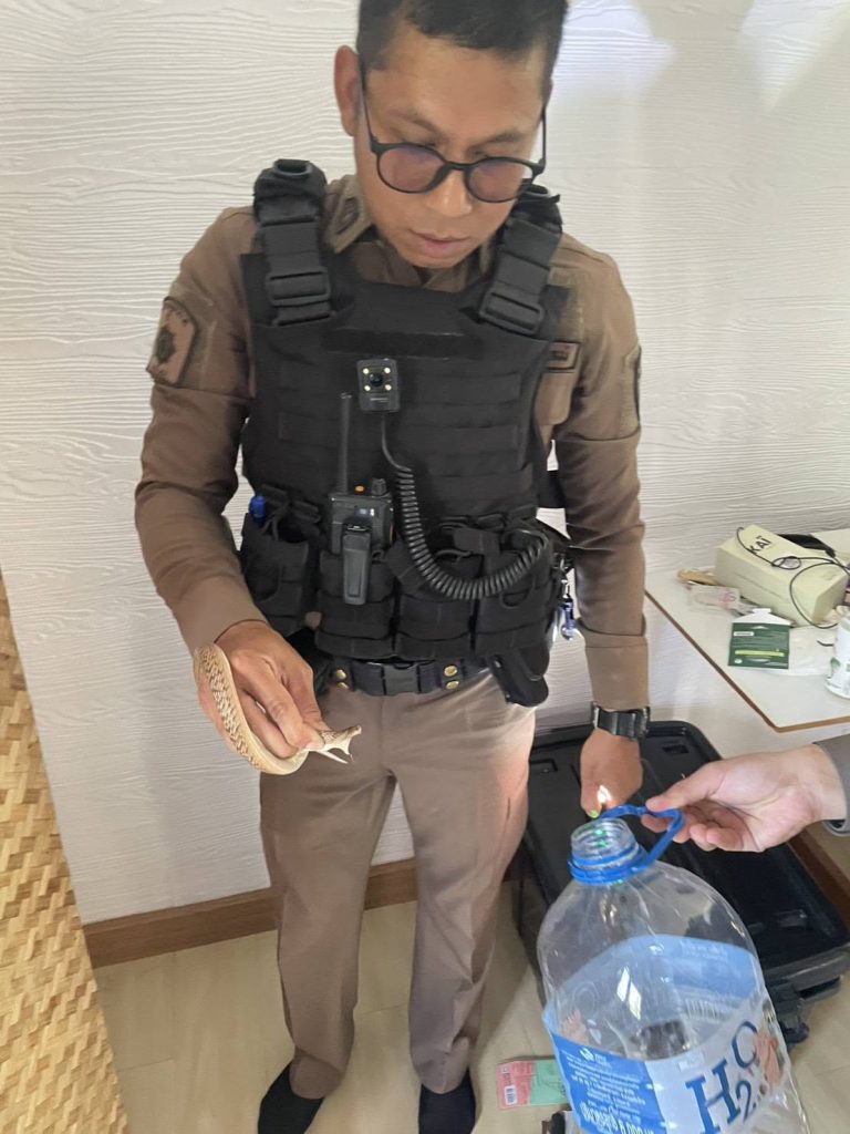 เจ้าหน้าที่ตำรวจสายตรวจ สภ.ภูพิงคราชนิเวศน์ ประชาชนขอความช่วยเหลือกรณี “งูเข้าบ้าน”
