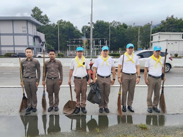 จิตอาสา สภ.ภูพิงคราชนิเวศน์ ร่วมปฎิบัติหน้าที่จิตอาสาพัฒนา โดยทำการพัฒนาปัดกวาดถนน เก็บขยะ กิ่งไม้ใบไม้ ริมฟุตบาท บริเวณถนนสายคันคลองชลประทานถึงแยกเชียงใหม่ภูคำ