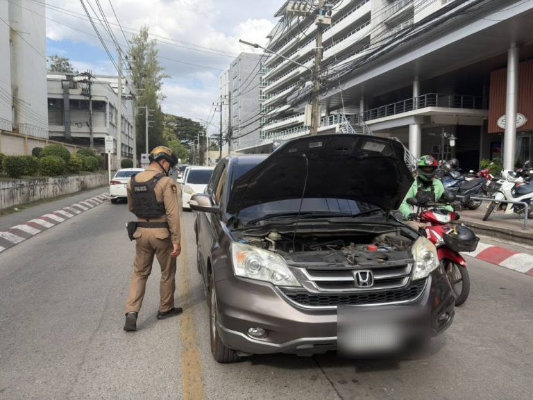 เจ้าหน้าที่ตำรวจสายตรวจ สภ.ภูพิงคราชนิเวศน์ ช่วยเหลือชาวต่างชาติรถยนต์เสีย