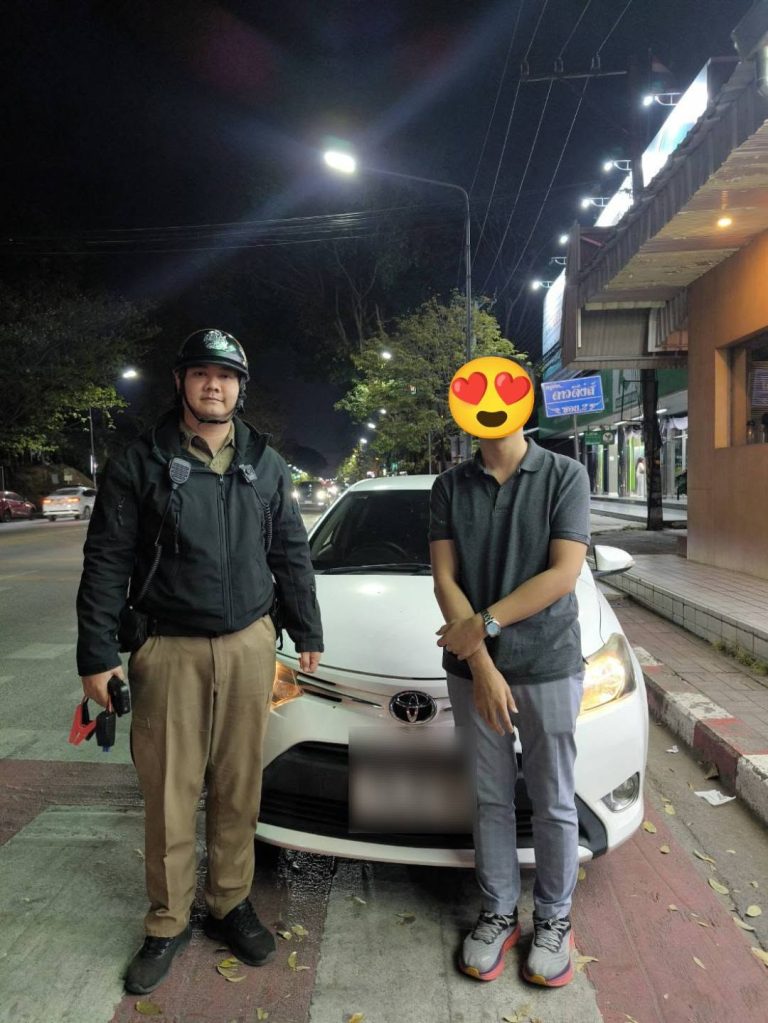 เจ้าหน้าที่ตำรวจสายตรวจ  สภ.ภูพิงคราชนิเวศน์ ประชาชนขอความช่วยเหลือรถยนต์สตาร์ทไม่ติด