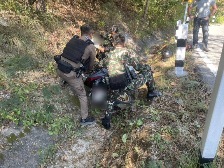 เจ้าหน้าที่ตำรวจสายตรวจ สภ.ภูพิงคราชนิเวศน์ ช่วยเหลือประชาชนรถจักรยานยต์ตกร่องไหล่ทาง