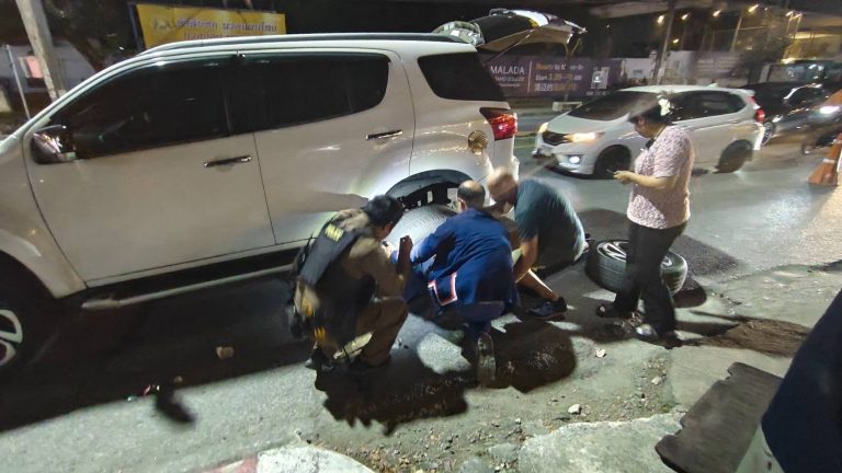 เจ้าหน้าที่ตำรวจสายตรวจ สภ.ภูพิงคราชนิเวศน์ ช่วยเหลือประชาชนรถยนต์ยางรั่ว