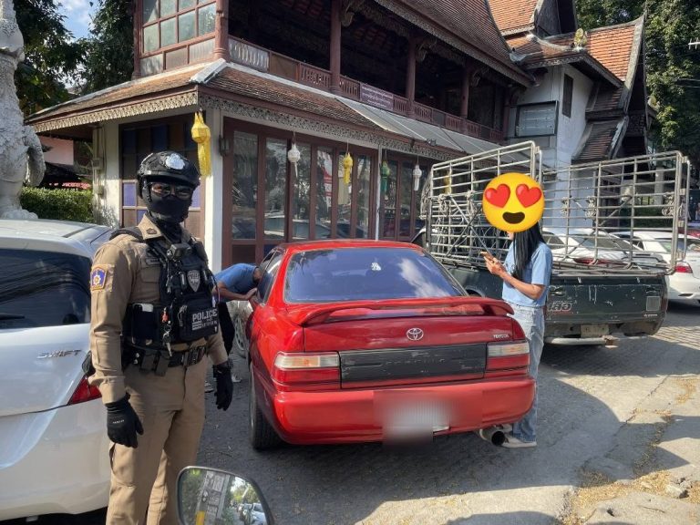 เจ้าหน้าที่ตำรวจสายตรวจ สภ.ภูพิงคราชนิเวศน์ ช่วยประชาชนรถยนต์ขัดข้อง