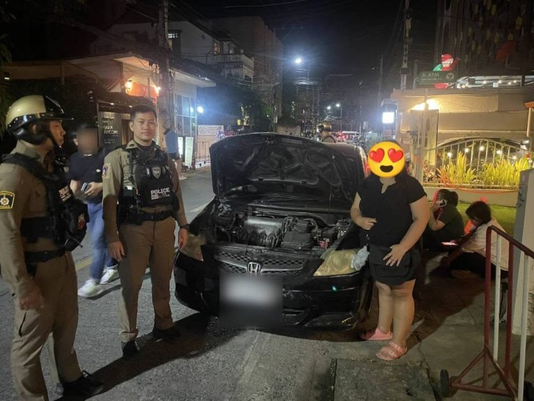 จ้าหน้าที่ตำรวจสายตรวจ  สภ.ภูพิงคราชนิเวศน์ ช่วยประชาชนรถยนต์ขัดข้อง