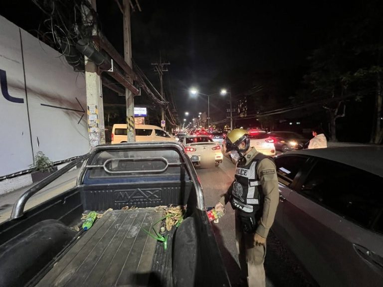 เจ้าหน้าที่ตำรวจสายตรวจ  สภ.ภูพิงคราชนิเวศน์ ช่วยเหลือประชาชนรถยนต์ขัดข้อง