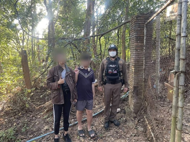 เจ้าหน้าที่ตำรวจสายตรวจ  สภ.ภูพิงคราชนิเวศน์ ช่วยเหลือนักท่องเที่ยวหลงป่า