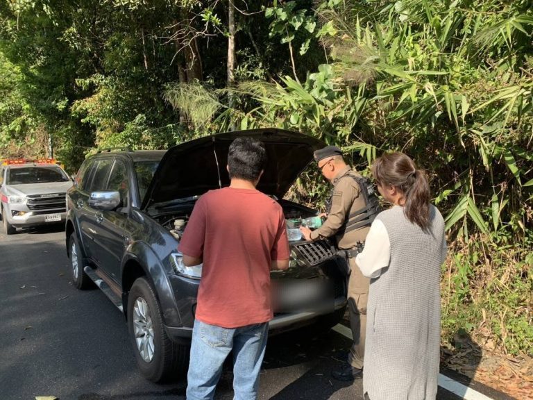 เจ้าหน้าที่ตำรวจสายตรวจ สภ.ภูพิงคราชนิเวศน์ ช่วยเหลือประชาชนรถยนต์หม้อน้ำแห้ง