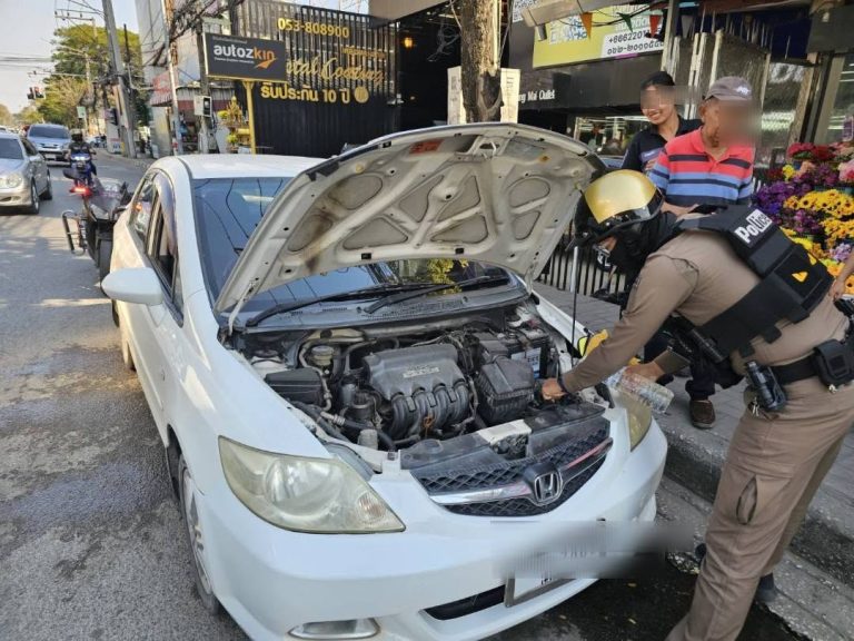 เจ้าหน้าที่ตำรวจสายตรวจ  สภ.ภูพิงคราชนิเวศน์ ช่วยเหลือประชาชนรถยนต์ขัดข้องหม้อน้ำแห้ง