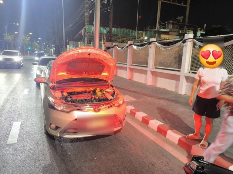 เจ้าหน้าที่ตำรวจสายตรวจ สภ.ภูพิงคราชนิเวศน์ ช่วยเหลือนักท่องเที่ยวรถสตาร์ทไม่ติด