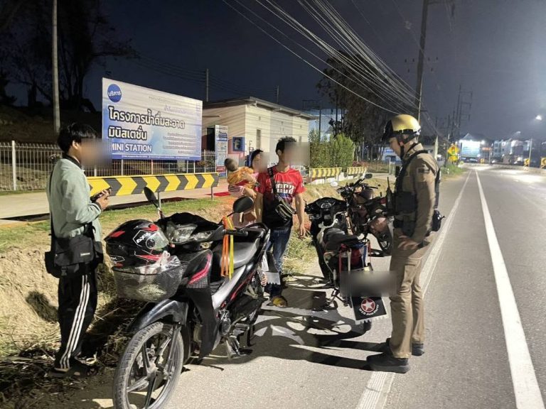 เจ้าหน้าที่ตำรวจสายตรวจ สภ.ภูพิงคราชนิเวศน์ ช่วยเหลือประชาชนรถจักรยานยนต์ยางรั่ว