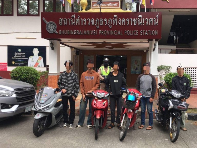 เจ้าหน้าที่ตำรวจสายตรวจ สภ.ภูพิงคราชนิเวศน์ ตรวจสอบบุคคลและยานพาหนะเพื่อป้องกันการก่อเหตุอาชญากรรมและการแข่งรถในทางสาธารณะ